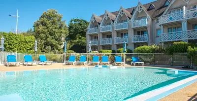 Piscine de l'établissement L'ECHAPPÉE BELLE avec piscine ou située à proximité