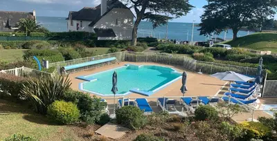 Piscine de l'établissement L'ECHAPPÉE BELLE avec piscine ou située à proximité