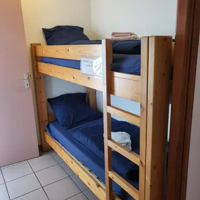 Un ou plusieurs lits superposés dans un hébergement de l'établissement 