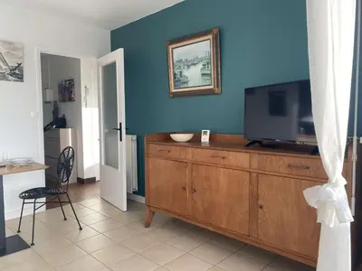 Télévision ou salle de divertissement dans l'établissement Appartement cosy à Bénodet, 4 pers, plage à 260m, parking privé - FR-1-481-151