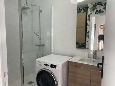 Salle de bains dans l'établissement Appartement cosy à Bénodet, 4 pers, plage à 260m, parking privé - FR-1-481-151