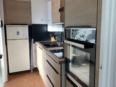 Cuisine ou kitchenette dans l'établissement Appartement cosy à Bénodet, 4 pers, plage à 260m, parking privé - FR-1-481-151