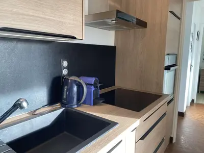 Cuisine ou kitchenette dans l'établissement Appartement cosy à Bénodet, 4 pers, plage à 260m, parking privé - FR-1-481-151