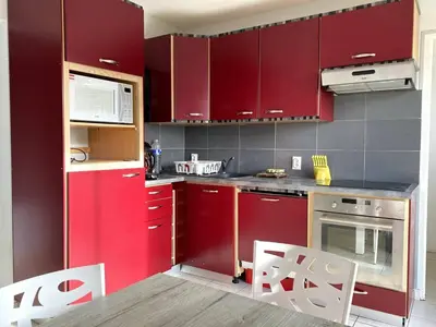 Cuisine ou kitchenette dans l'établissement Maison à Trébeurden : Jardin, Terrasse, WIFI, Parking, 3 Chambres, Plages et Commerces à Proximité - FR-1-368-402