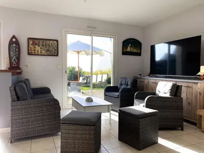 Télévision ou salle de divertissement dans l'établissement Maison à Trébeurden : Jardin, Terrasse, WIFI, Parking, 3 Chambres, Plages et Commerces à Proximité - FR-1-368-402