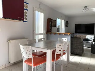 Télévision ou salle de divertissement dans l'établissement Maison à Trébeurden : Jardin, Terrasse, WIFI, Parking, 3 Chambres, Plages et Commerces à Proximité - FR-1-368-402