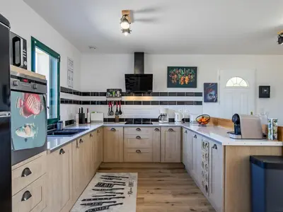 Cuisine ou kitchenette dans l'établissement Holiday Home Ty Mat by Interhome