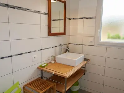 Salle de bains dans l'établissement Holiday Home La maison de Toul an Dour by Interhome