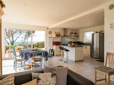 Cuisine ou kitchenette dans l'établissement Holiday Home La maison de Toul an Dour by Interhome