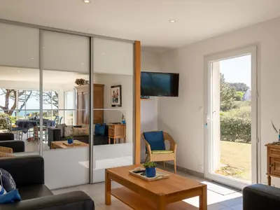 Télévision ou salle de divertissement dans l'établissement Holiday Home La maison de Toul an Dour by Interhome