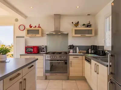 Cuisine ou kitchenette dans l'établissement Holiday Home La maison de Toul an Dour by Interhome