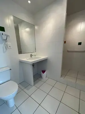 Salle de bains dans l'établissement L'abri du canot face à la mer