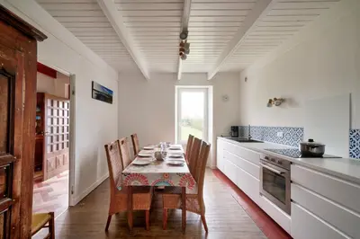 Cuisine ou kitchenette dans l'établissement Pays bigouden - Charmante maison en pierre pour 6