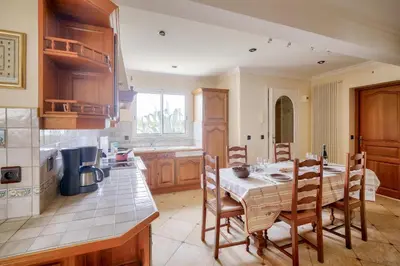 Cuisine ou kitchenette dans l'établissement Grande maison vue mer au Guilvinec
