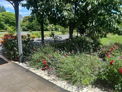 Jardin de l'établissement Studio à la Petite Boissière proximité des plages et de la gare SNCF