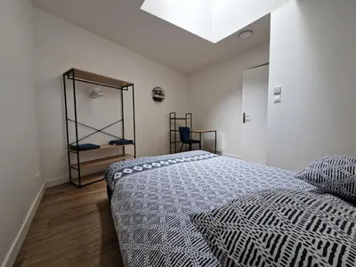 Un ou plusieurs lits dans un hébergement de l'établissement Cosy & Work - 2 chambres- Centre