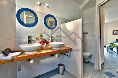 Salle de bains dans l'établissement LocaLise - B80 - La villa Blanche - L'iroise - 1er étage plain pied - Wifi inclus - Draps inclus - Animaux bienvenues
