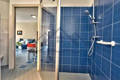 Salle de bains dans l'établissement LocaLise - B80 - La villa Blanche - L'iroise - 1er étage plain pied - Wifi inclus - Draps inclus - Animaux bienvenues