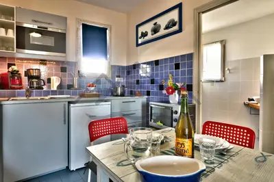 Cuisine ou kitchenette dans l'établissement LocaLise - B80 - La villa Blanche - L'iroise - 1er étage plain pied - Wifi inclus - Draps inclus - Animaux bienvenues