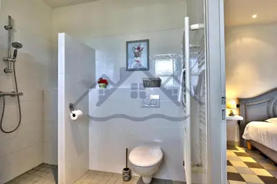 Salle de bains dans l'établissement LocaLise - C80 - L'escale - Au 1er étage de plain pied - Wifi inclus - Draps inclus - Animaux bienvenus