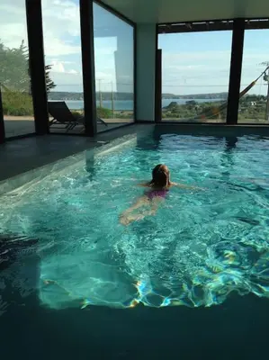 Piscine de l'établissement Pura Vida Camaret - Villa Vue Mer - sauna piscine intérieure ou située à proximité