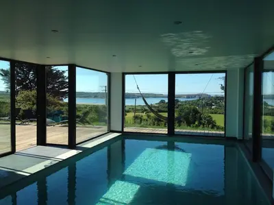 Piscine de l'établissement Pura Vida Camaret - Villa Vue Mer - sauna piscine intérieure ou située à proximité