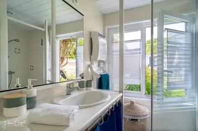 Salle de bains dans l'établissement TY GLAZ : la plage à 400 m, maison de charme