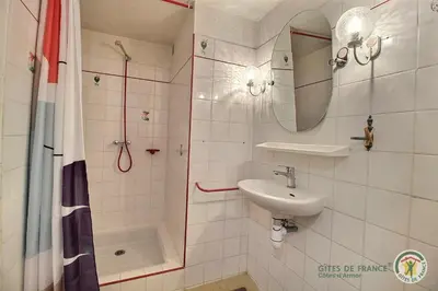 Salle de bains dans l'établissement La maison de tredrez