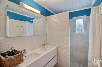 Salle de bains dans l'établissement Beg leguer