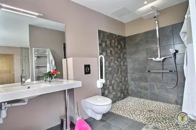 Salle de bains dans l'établissement La roche mignonne