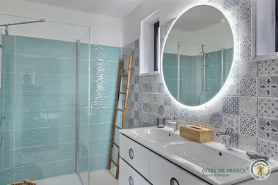 Salle de bains dans l'établissement Villa caroline