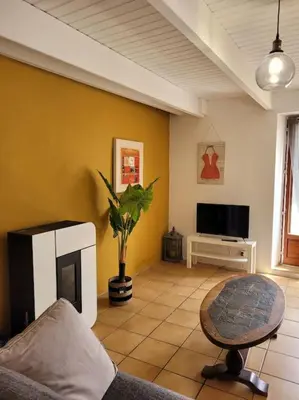 Télévision ou salle de divertissement dans l'établissement Chaleureux Penty, bord de mer, Pointe de Dinan