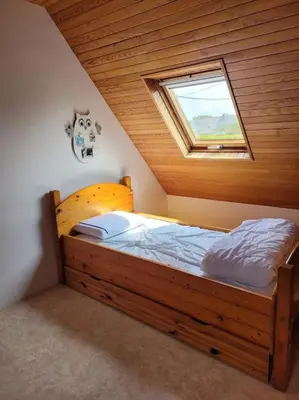 Un ou plusieurs lits dans un hébergement de l'établissement Chaleureux Penty, bord de mer, Pointe de Dinan