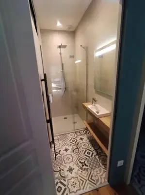 Salle de bains dans l'établissement La Maison de Tante Yvonne - Gîte de Kerblaise