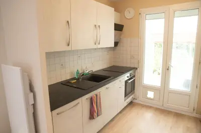 Cuisine ou kitchenette dans l'établissement Maison proche de Brest Arena
