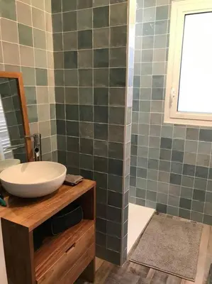 Salle de bains dans l'établissement Maison sur la côte des légendes 4P