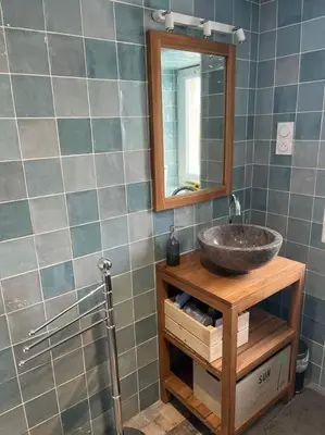 Salle de bains dans l'établissement Maison face aux îles de Melon, Molène et Ouessant 6P