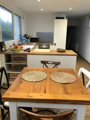 Cuisine ou kitchenette dans l'établissement Maison face aux îles de Melon, Molène et Ouessant 6P