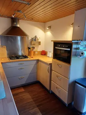 Cuisine ou kitchenette dans l'établissement La maison au cœur de la forêt