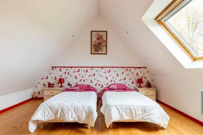 Un ou plusieurs lits dans un hébergement de l'établissement Le Domaine de Kerampape, gîte accessible, vignoble en Finistère sud