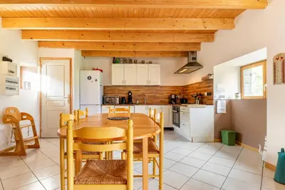 Cuisine ou kitchenette dans l'établissement Le Domaine de Kerampape, gîte accessible, vignoble en Finistère sud