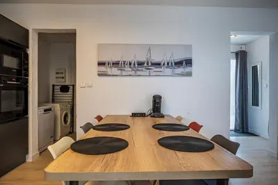 Cuisine ou kitchenette dans l'établissement Maison à 2 pas des plages