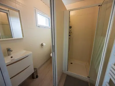 Salle de bains dans l'établissement Maison à 2 pas des plages