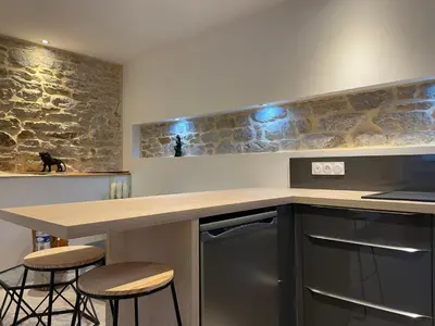 Cuisine ou kitchenette dans l'établissement LE CALLOCH 2D - Studio 4 Étoiles - Quartier Gare - Wifi - Netflix
