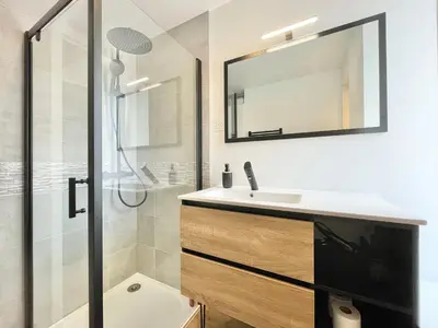 Salle de bains dans l'établissement LE CALLOCH 2D - Studio 4 Étoiles - Quartier Gare - Wifi - Netflix