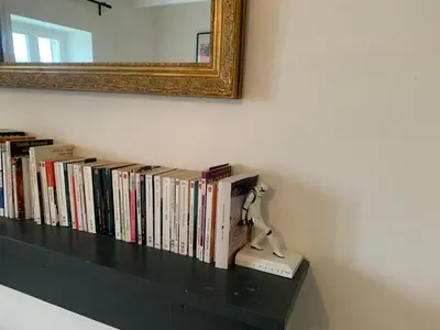 Bibliothèque dans la maison de vacances