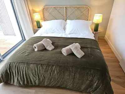 Un ou plusieurs lits dans un hébergement de l'établissement Villa La Grève Blanche avec piscine intérieure