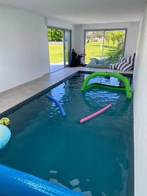 Piscine de l'établissement Villa La Grève Blanche avec piscine intérieure ou située à proximité