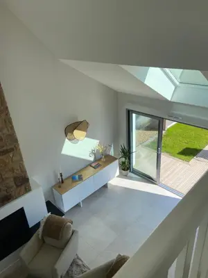 Coin salon dans l'établissement Villa La Grève Blanche avec piscine intérieure