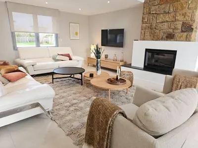 Télévision ou salle de divertissement dans l'établissement Villa La Grève Blanche avec piscine intérieure
